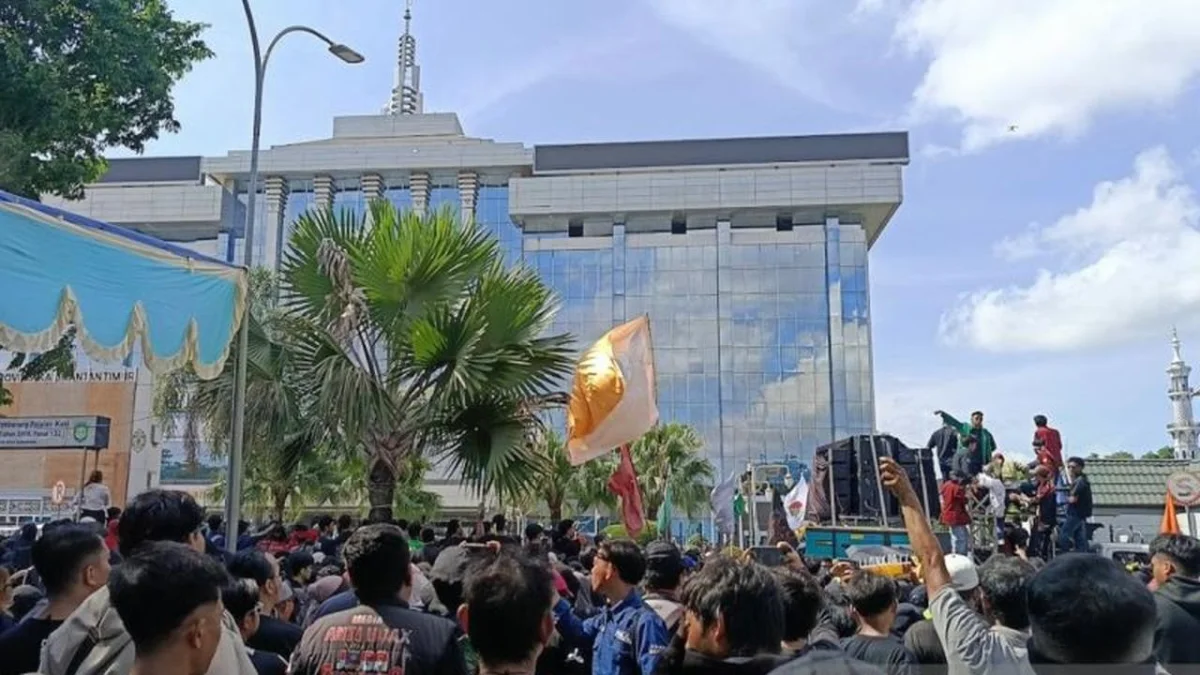 GELOMBANG PROTES WARGA KALIMANTAN TIMUR TERKAIT GAYA HIDUP MEWAH GUBERNUR RUDI MAS'UD BERUJUNG RICUH
