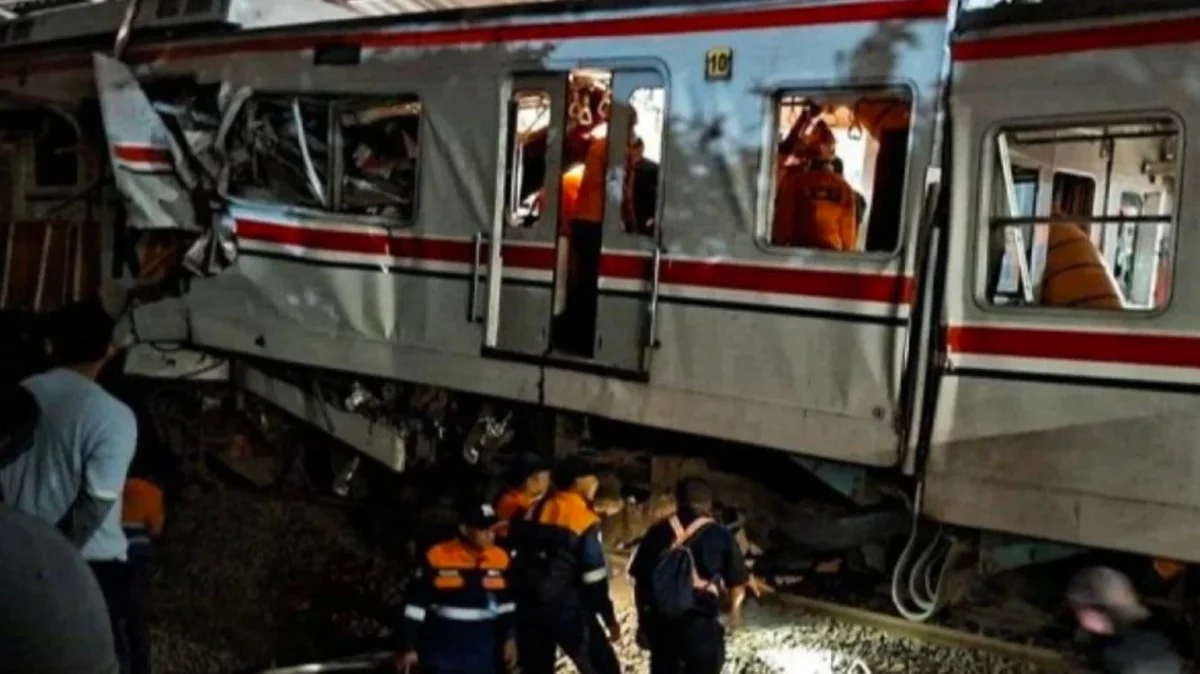 Tragedi di Stasiun Bekasi Timur: KA Argo Bromo Anggrek Hantam KRL, 7 Orang Dilaporkan Tewas